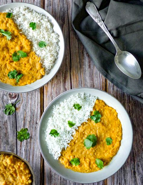 Bol de dhal de lentilles corail et pois chiches garni de coriandre fraîche