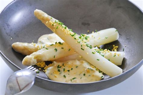 Asperges blanches fraîches disposées élégamment