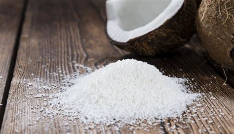 Noix de coco râpée dans un bol