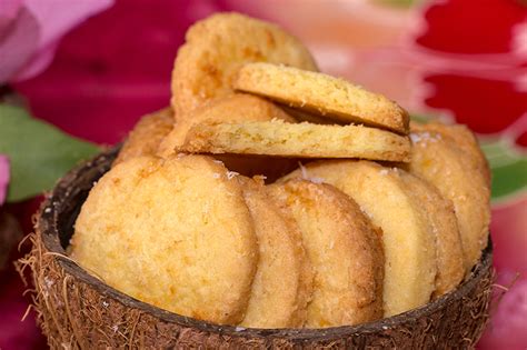 Sablés à la noix de coco décorés de chocolat fondu