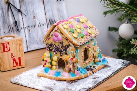 Maison en biscuit décorée avec glaçage et bonbons