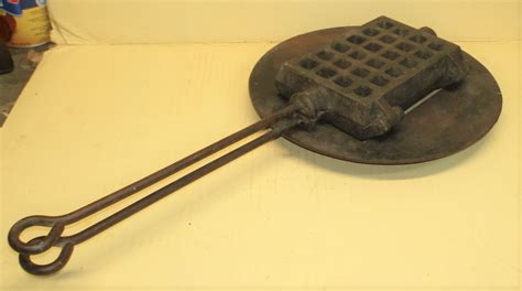 Gaufrier ancien en fonte