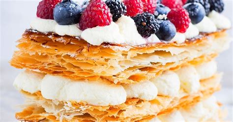 Photo d'un millefeuille aux fruits rouges, mettant en valeur le feuilletage