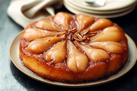 Poires caramélisées dans un moule à tarte