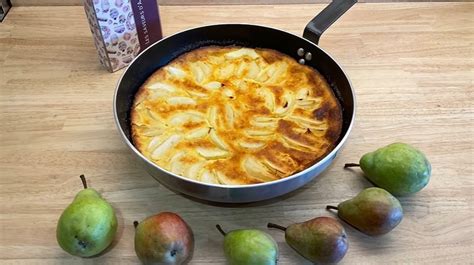 Poires coupées en quartiers disposées en rosace dans un moule