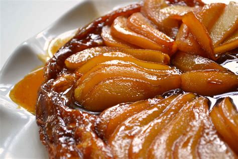 Tarte Tatin aux poires démoulée sur un plat de service