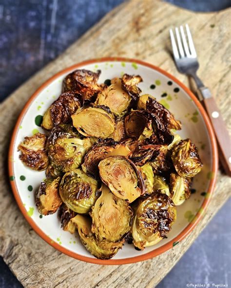 plaque de cuisson avec des choux de Bruxelles rôtis, lardons et ail