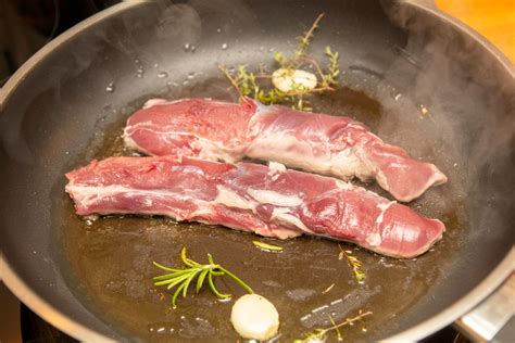 Filet mignon de sanglier entier dans une poêle