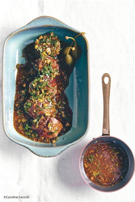 Filet mignon de sanglier nappé de sauce à la diable, accompagné de cornichons