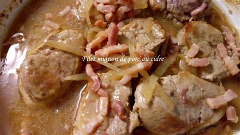 Bouteille de cidre brut avec des morceaux de filet mignon de sanglier