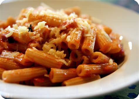 macaroni à la sauce tomate dans un plat de service