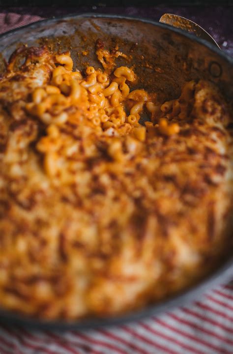 macaroni mélangé à une sauce tomate dans un plat