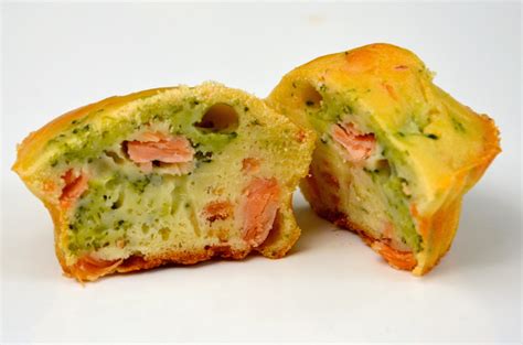 Cake au saumon et brocolis coupé en dés pour l'apéritif