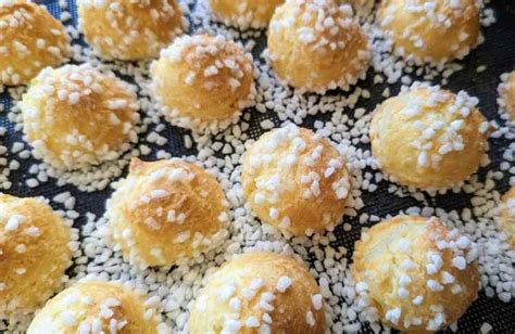 Chouquettes garnies de sucre perlé