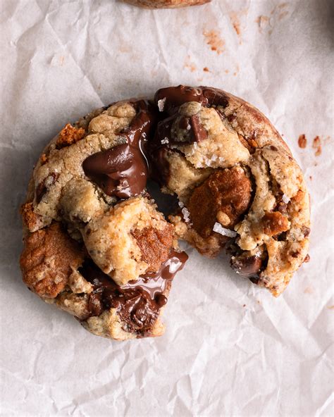 Gros plan sur des cookies spéculoos et pépites de chocolat sortant du four