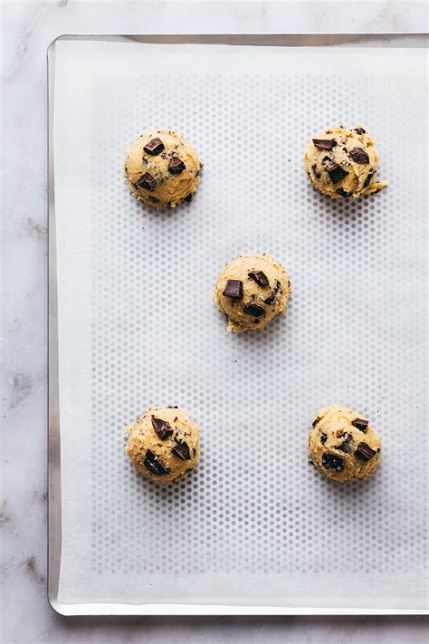 Mains formant des boules de pâte à cookies avec un cœur de pâte de spéculoos