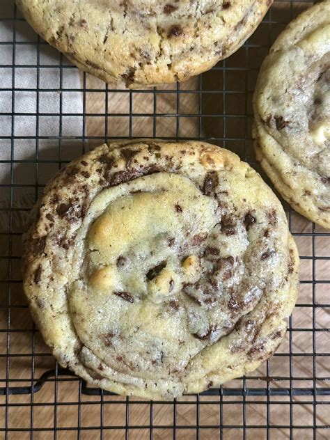 Comparaison visuelle de cookies : un cookie moelleux à l'intérieur et un cookie croustillant