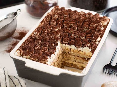 Tiramisu fait maison dans un plat
