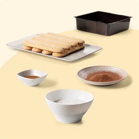 Plat de tiramisu monté et prêt à être réfrigéré