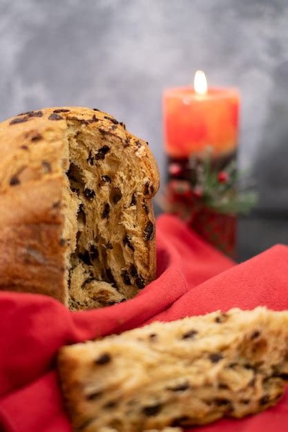 Gros plan sur un panettone coupé en tranche, révélant sa mie filante et ses fruits confits