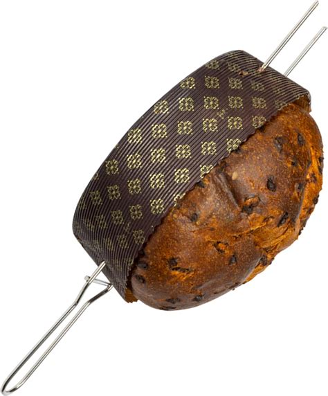 Panettone suspendu à l'envers sur des broches pour refroidir