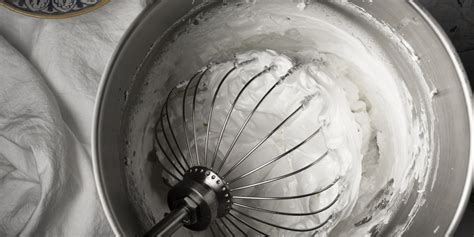 Technique de montage des blancs en neige pour le gâteau de Savoie