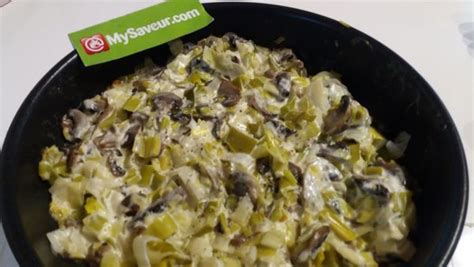 Bol de fondue de poireaux et champignons, garni d'herbes fraîches