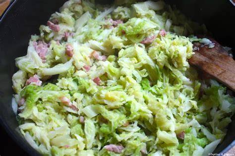Chou blanc lamelles et lardons dans une casserole