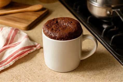 Mug avec un cookie au chocolat sortant du micro-ondes