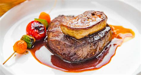 Découpe d'un filet de bœuf en tournedos