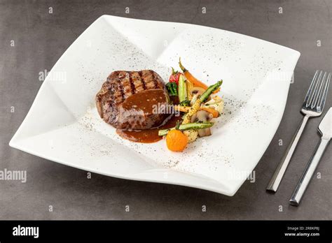Assiette de filet de bœuf avec sauce et légumes