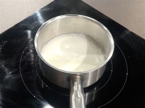 Versement de lait chaud dans une casserole