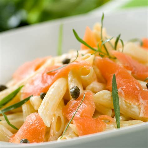 Ingrédients d'une salade de pâtes au saumon fumé et crevettes