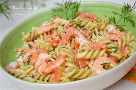 Crevettes et saumon fumé préparés pour une salade de pâtes