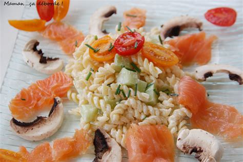 Bol de salade de pâtes colorée avec saumon, crevettes et légumes