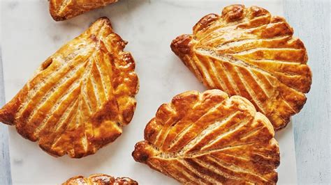 Chaussons dorés sortant du four