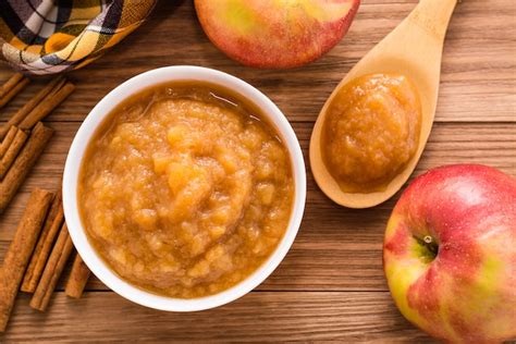Bol de compote de pommes avec une cuillère