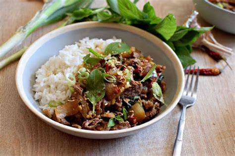 Photo finale: boeuf sauté au poivre vert et basilic thaï servi avec riz jasmin