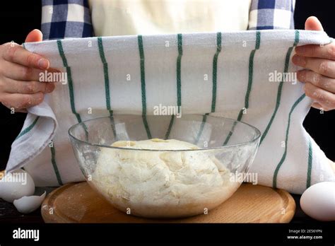 Saladier couvert d'un torchon humide pour la levée de la pâte