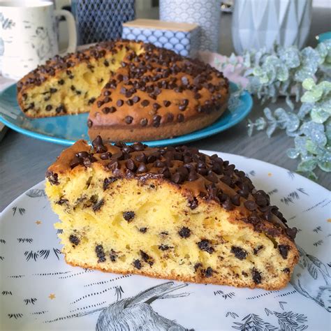 Gâteau au miel et pépites de chocolat dans un moule