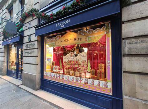 Illustration d’une vitrine de chocolats artisanaux et une vue générale de la boutique au cœur d’Avignon