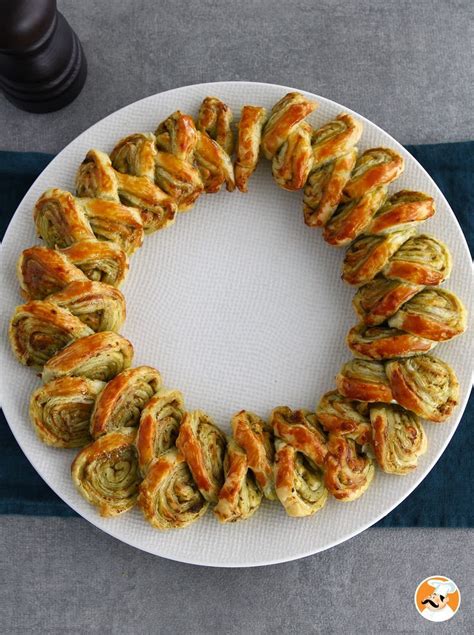 Pâte feuilletée en forme d'étoile avec du pesto