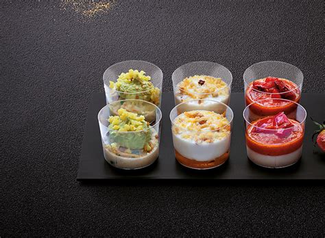 Une sélection de mini verrines en plastique remplies de diverses préparations