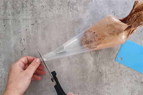 Vue rapprochée d'une poche à douille remplissant une verrine plastique