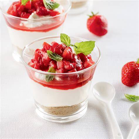 Cheesecake en verrine fraise Thermomix - montage en verrines avec crumble et fraises