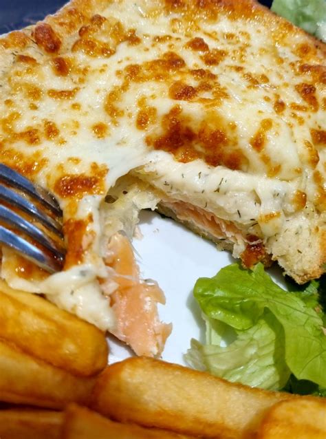 Croque-monsieur au saumon gratiné au four
