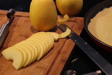 Mandoline coupant des pommes en fines tranches