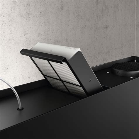 Filtres de hotte métallique trempant dans une solution de nettoyage