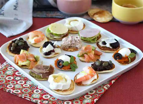 Illustration d’un plateau d’apéritifs avec des blinis et une tartinade au concombre et fromage blanc
