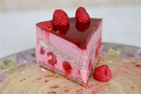 Vue d'un bavarois framboise fini, coupe montrant les couches